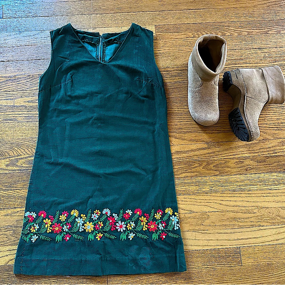vintage 70s handmade green corduroy shift dress with embroidery // small-medium